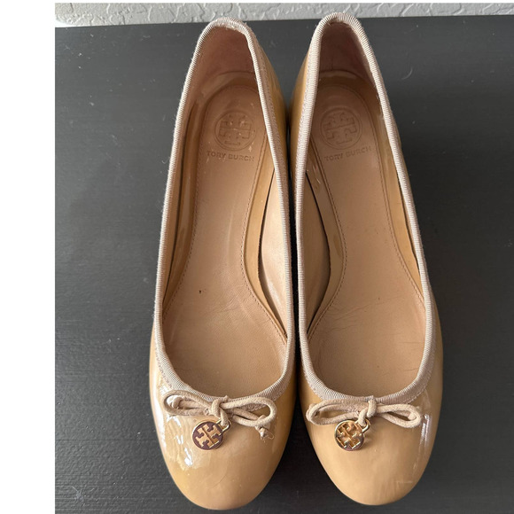 Tory Burch Jackets & Blazers - Tory Burch Chelsea Patent Charm Pump Shoes 7 Tan